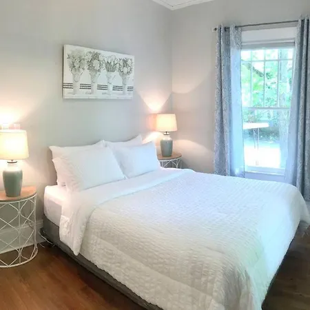 Villa Downtown Gem- Walking Distance To Newton Square